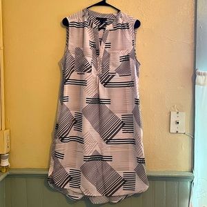 Large attention black and white dress (comes with string) IT HAS POCKETS!!!!